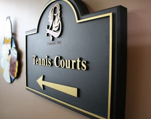 Directional sign that reads "tennis courts",